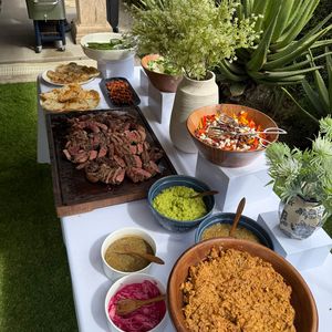 Guacamole, salsas, frijoles puercos y carpaccio de betabel servidos en la mesa